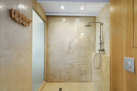  Ensuite bathroom