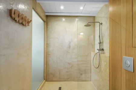  Ensuite bathroom