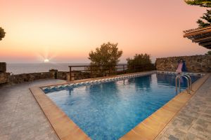 Vues idylliques sur la mer et le coucher du soleil à la Villa Lefkothea avec piscine privée près de la plage d'Elafonisi