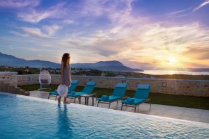 Villa Rhea im minimalistischen Stil mit Panoramablick auf die Souda Bucht