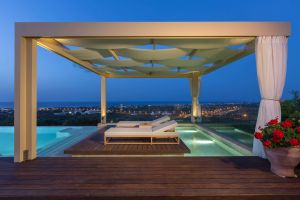 Superbe piscine et patios à débordement de luxe Filira Estate avec vue à 360 °