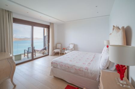  bedroom with window sea view