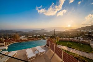 Plakias Sunset Villa dans le sud de la Crète avec piscine, jacuzzi et sauna