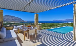 Villa de vacances Charisma, terrasse et piscine à débordement et un regard ininterrompu sur la baie de Kissamos