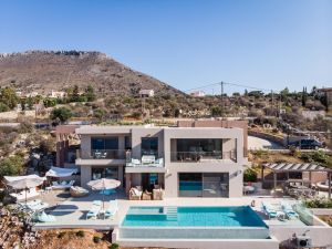 Maison de vacances à énergie positive Kaylu, salon en plein air, terrasse avec piscine et galets, vues sur la Méditerranée