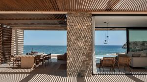 Retraite privée VIP au bord de l'eau, Villa de luxe minimale au rez-de-chaussée, piscine à débordement et transats sur l'île, Crète orientale