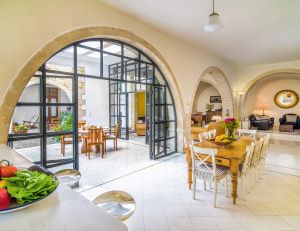La Villa Traditionnelle Luxueuse Maroulas Construite en Pierre