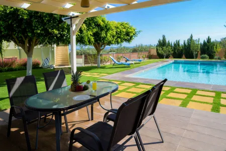  outdoor dining area