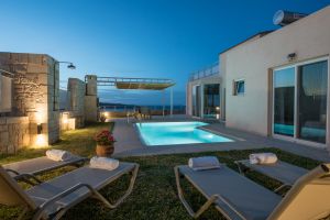Villa Thalia à l'élégance décontractée, piscine et jacuzzi, vue imprenable sur l'océan, à 700 m des stations balnéaires de Chania