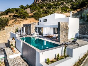 Высококачественная вилла с великолепным видом, великолепная терраса с бассейном с водопадом, на юго-востоке Крита