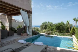 Cozy and Vibrant Villa Erato, Elevated Spot, Top Sea View, Close to Chania's Nightlife Hotspots 