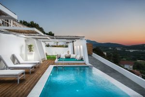 Villa Premium au sommet d'une falaise Aqua Ridge, escapade de luxe, grand salon avec terrasse, vue panoramique sur la baie de Souda