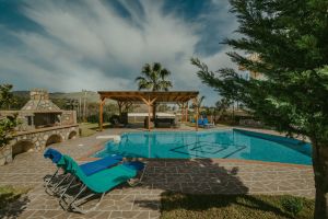 Serene Escape Villa Mirsini, piscine privée et jardin, à distance de marche de la longue plage de sable