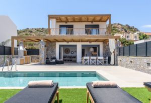 Chic & Calm Villa West, avec terrasse, piscine et espace barbecue, près de la plage et des sites touristiques