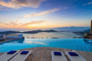 Villa Orea de style carte postale, paysage grec, endroit surélevé, piscine à débordement des Cyclades, vue panoramique sur Elounda