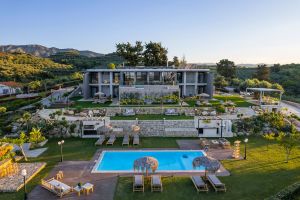 Verführerische Olivenest Villa, die in der Sonne schimmert, um Privatsphäre, Poolgarten und freie Sicht zu genießen