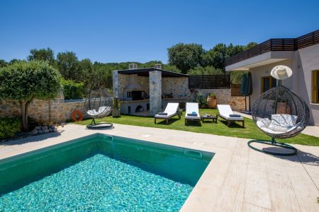  pool sitting area