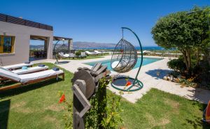 Элитная недвижимость, отличное расположение на западном Крите, бассейн и патио, недалеко от пляжа, в 18 км от Ханьи