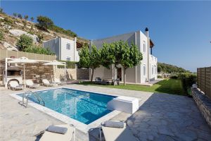 Villa familiale Danai avec parfum de Crète, offre intimité, piscine, aire de jeux avec les meilleures vues sur la campagne et la mer