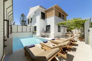 Maison Rustique Vignoble Krevatina, terrasse de jardin avec pergola et piscine, à quelques pas de la plage de Koutsouras