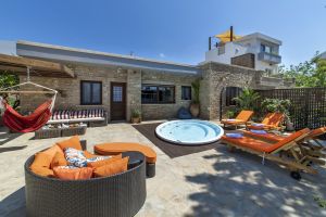 Élégante villa en pierre Lemonia pour toute l'année, idéale pour AMEA avec spa extérieur à côté de la plage et des commodités