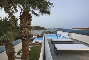 Великолепная землистая и роскошная песчаная вилла, расположенная прямо над пляжем Альмирос, с 5 кроватями и 2 частными бассейнами