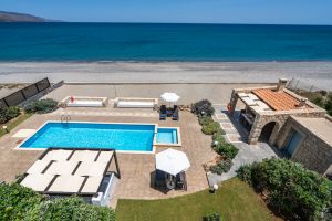 Villa Turquoise de plage de première rangée dans une destination emblématique, toile de fond de mer parfaite, piscine et terrasse idéale pour les événements
