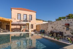 Villa Thêta confortable en pierre avec cour extérieure avec piscine et barbecue, près de la plage, à 17 km de Falasarna