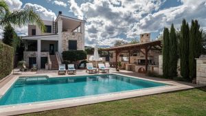 Élégante simplicité dans la maison d'Antonia Blue Villa avec piscine et jardin à 4 km de la ville