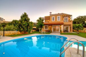 Cool on Top Elessa Villa avec piscine privée et jardin à proximité de la baie de natation et de Réthymnon