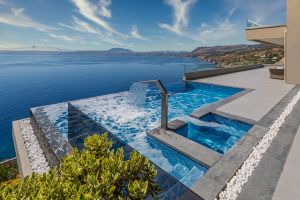 Une villa Amphitriti privée de luxe sur les rives de la Crète, entièrement équipée avec toutes les commodités modernes.