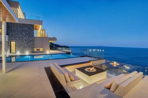 Une villa Hypérion de luxe exclusive sur la côte de Crète, entièrement équipée avec tout le confort moderne.