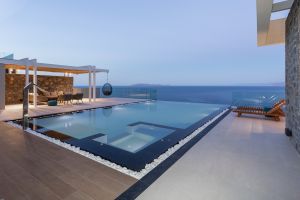 Une nouvelle villa Néréide de luxe chic au cœur de la Crète, entièrement équipée avec des équipements modernes.