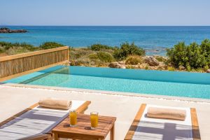 Потрясающий комплекс роскошных вилл Salvia, состоящий из четырех вилл с одной спальней на солнечном побережье Крита, полностью оборудован всеми современными удобствами.