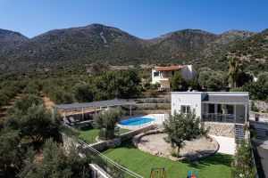 Une villa Gloria de vacances familiale chic sur la côte balinaise de Crète, entièrement équipée avec toutes les commodités nécessaires.