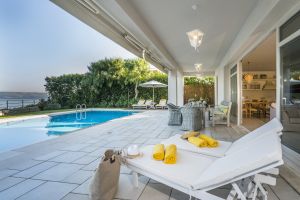 La maison de vacances Ammos est une location de vacances de luxe sur la côte ouest de la Crète, entièrement équipée avec toutes les commodités nécessaires.