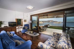 La maison de vacances Anemos est une maison de vacances de luxe sur la côte ouest de la Crète, entièrement équipée avec tout le confort moderne