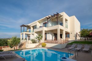 Diese trendige neue Luxus-Ferienhausanlage in Loutra, in der Nähe von Rethymno, bietet alle modernen Annehmlichkeiten.