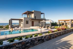 Cette nouvelle maison de vacances de luxe à la mode est idéalement située dans la capitale crétoise d'Héraklion et entièrement équipée de tout le confort moderne.