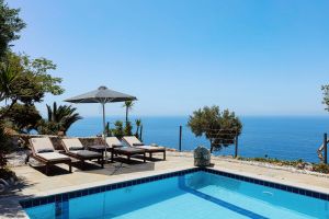 Surplombant la Méditerranée, la Villa Spiros est une location de luxe récemment rénovée entièrement équipée avec tout le confort moderne.