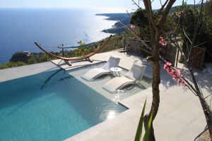 Une villa de luxe récemment rénovée surplombant la Méditerranée, entièrement équipée avec des équipements modernes.
