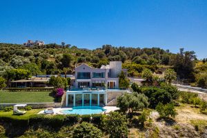 Une villa de vacances de luxe élégante et entièrement équipée avec vue sur la mer Égée.