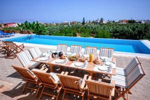 Une spacieuse maison de vacances privée dans le village balnéaire de Gouves en Crète, entièrement équipée avec toutes les commodités modernes.