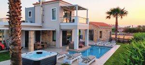 La lumineuse villa Alexandros traite les clients comme des rois, à 70 mètres de la mer, à proximité des plages exotiques de la Crète occidentale.