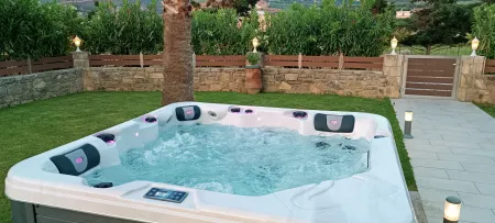  exterior jacuzzi