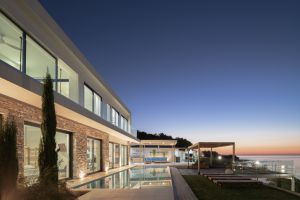 Cette nouvelle maison de vacances de luxe élégante offre un emplacement en bord de mer et tout le confort moderne.