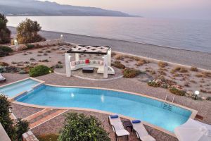 Дом для отпуска Aquamarine — это каменная традиционная семейная вилла на берегу моря в Ханье на курортном острове Крит со всеми современными удобствами.