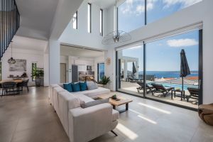 Cette villa de luxe Apeiro à Plaka, un quartier populaire à l'extérieur de La Canée sur l'île balnéaire de Crète, offre des commodités de vacances idéales.