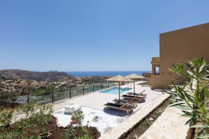 Maison privée Zoe avec piscine chauffée et jardin, intimité ultime entourée de vues emblématiques dans le sud de la Crète