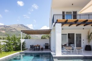 Cette villa moderne et branchée à Plakias, en Crète, se trouve à distance de marche d'une plage de sable ensoleillée et de nombreuses commodités de vacances.